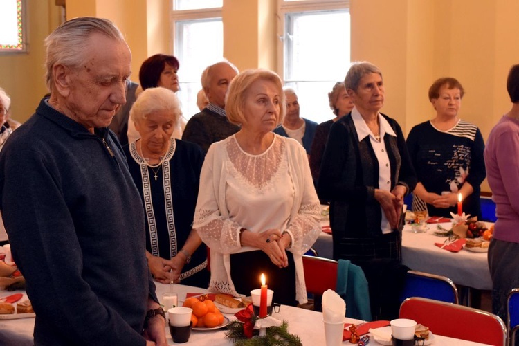 Biskup spotkał się na opłatku z katedralnymi grupami