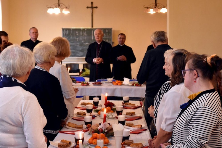 Biskup spotkał się na opłatku z katedralnymi grupami