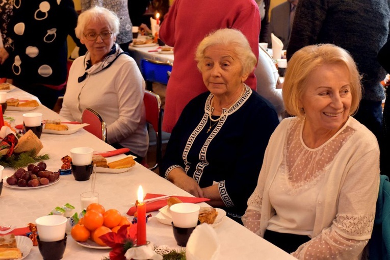 Biskup spotkał się na opłatku z katedralnymi grupami