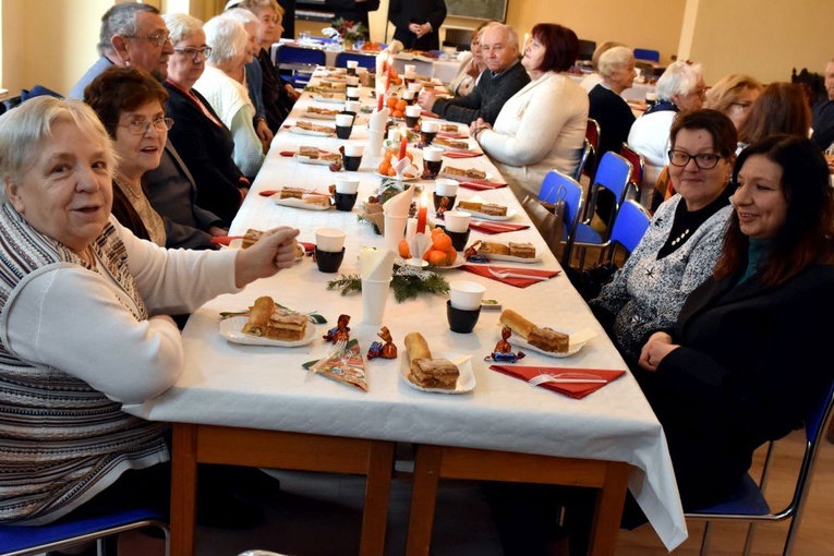 Biskup spotkał się na opłatku z katedralnymi grupami