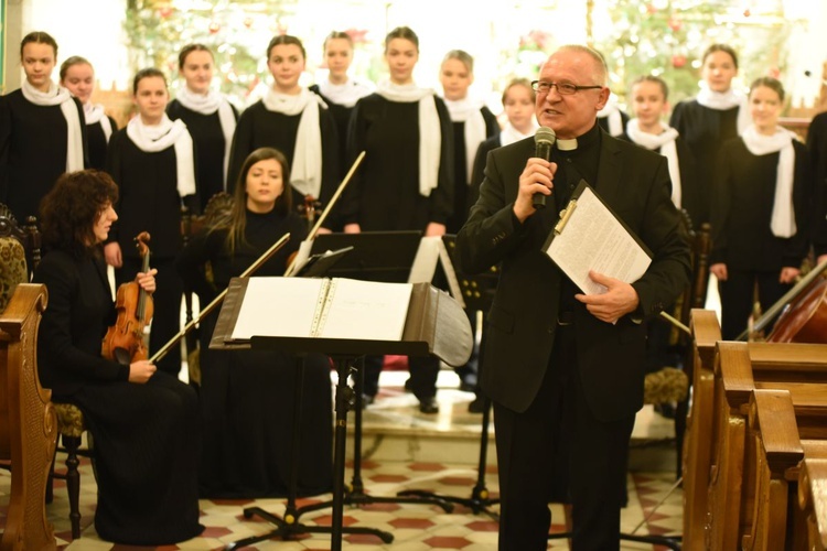 Dyrektor i dyrygent chóru ks. prał. Władysław Pachota.