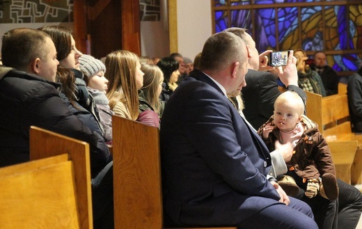 Koncert kolęd dla Fundacji "Krzyż Dziecka" w Pisarzowicach - 2020