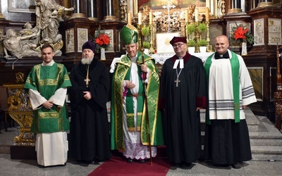 Pamiątkowe zdjęcie przedstawicieli trzech wspólnot podzielonego Kościoła.