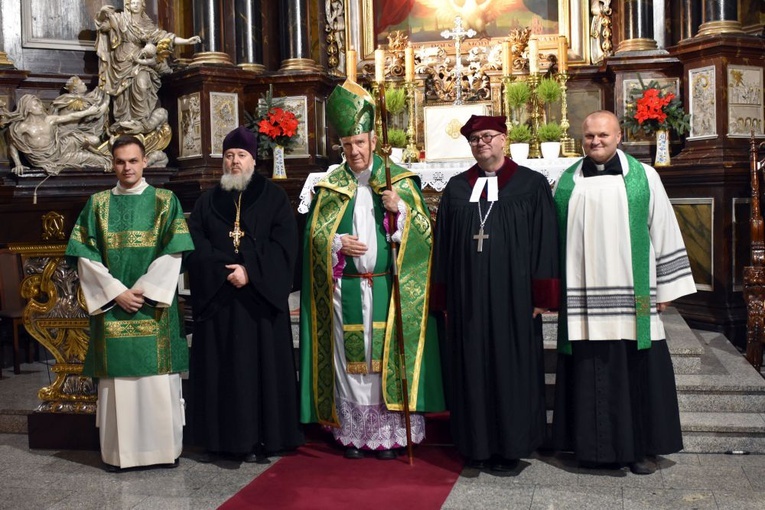 Pamiątkowe zdjęcie przedstawicieli trzech wspólnot podzielonego Kościoła.