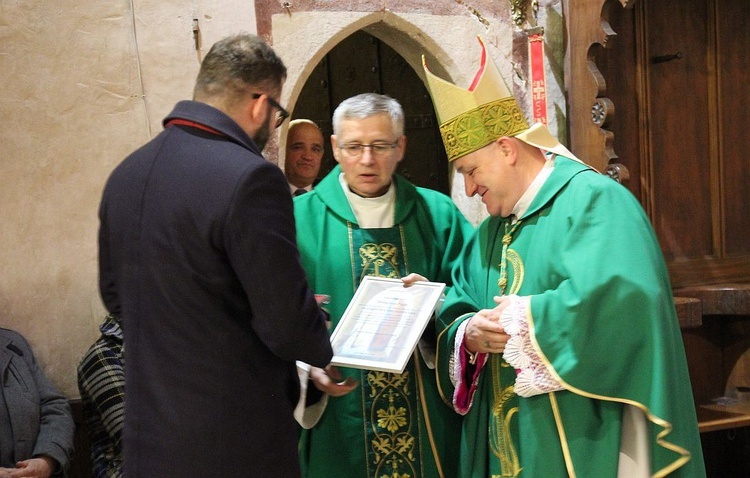 Bp Piotr Greger i ks. Zygmunt Siemianowski wręczają Medal św. Stanisława ministrowi Grzegorzowi Pudzie.