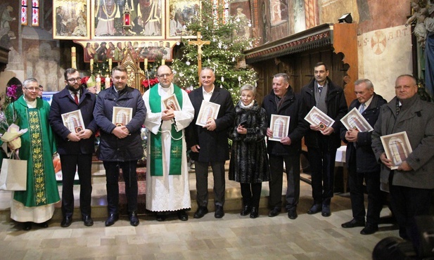 Laureaci Medalu św. Stanisława w wyremontowanym XIV-wiecznym kościele w Starym Bielsku.