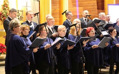 Chór parafialny z Pisarzowic zaśpiewał dla  Fundacji "Krzyż Dziecka".