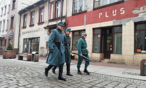 Mysłowice. Żołnierze na ulicach miasta. Powstaje film o więzieniu i obozie pracy Rosengarten