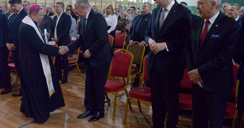 Za słowa i błogosławieństwo bp. Henrykowi Tomasikowi dziękuje Marian Niemirski. Obok (od lewej) Adam Kwiatkowski i Stanisław Karczewski.