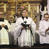 Na zakończenie wspólnie błogosławili zgromadzonych w kościele (od lewej:) ks. kan. Jacek Gracz, ks. Marcin Brzóska i ks. prał. Stefan Sputek