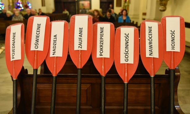 Osiem wioseł z hasłami Tygodnia Modlitw o Jedność Chrześcijan.