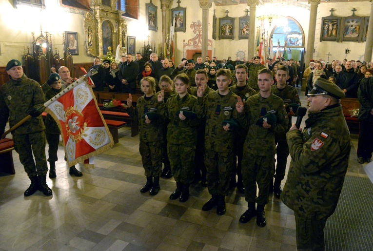 Patriotyczne obchody rozpoczęły się na szydłowieckim Rynku Wielkim. Potem w kolegiacie sprawowana była Msza św., podczas której przysięgę złożyli nowi członkowie Związku Strzeleckiego.