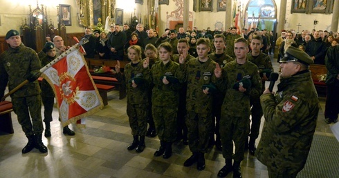 Patriotyczne obchody rozpoczęły się na szydłowieckim Rynku Wielkim. Potem w kolegiacie sprawowana była Msza św., podczas której przysięgę złożyli nowi członkowie Związku Strzeleckiego.