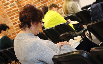 To nie tylko wykłady, ale przede wszystkim możliwość osobistego zagłębiania się w treści biblijne.