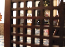 W konfesjonale wyznajemy grzechy i spotykamy Miłość miłosierną. Kierownik duchowy pomoże nam zbudować żywą relację z Bogiem.