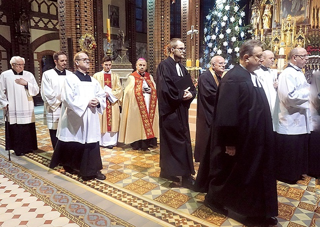 W świątyni zgromadzili się duchowni różnych wyznań chrześcijańskich. 