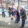 Ingemar Klos (od lewej), ks. Robert Chudoba i Tomasz Włoczyk ze społecznego komitetu obchodów Tragedii Górnośląskiej.