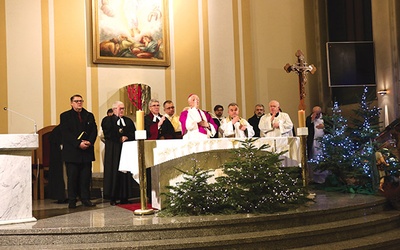 Na zakończenie kapłani wspólnie udzielili błogosławieństwa uczestnikom nabożeństwa.