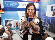 Julia Sielicka-Jastrzębska pokazuje leniwce  dla niemowląt.