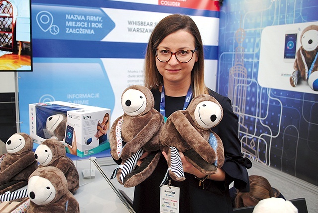 Julia Sielicka-Jastrzębska pokazuje leniwce  dla niemowląt.