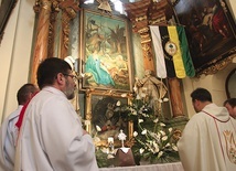 Pod obrazem świętych pustelników Pawła i Antoniego we Wrocławiu.