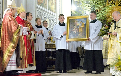 W Roku Rodziny bp Henryk Tomasik otrzymał obraz przedstawiający Pana Jezusa, Matkę Bożą i św. Józefa,  XIX-wieczne dzieło Ludwika von Passauera.