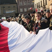 W marszu niepodległości harcerze nieśli długą narodową flagę.