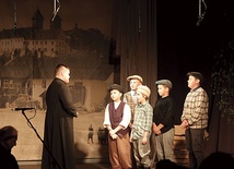 To ks. Eugeniusz Gruberski przyczynił się do przyjścia salezjanów do Czerwińska – scena z przedstawienia o dziejach miasta w wykonaniu uczniów SP im. W. Jagiełły.