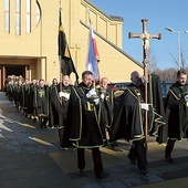 Po zakończonej Mszy św. bracia przemaszerowali w uroczystej procesji na pierwsze zebranie, podczas którego m.in. omawiano regulamin i wybrano zarząd nowej chorągwi.