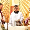 Biskup Piotr i ks. Zygmunt Mizia podczas uroczystego obrzędu.
