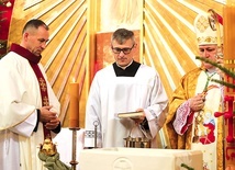 Biskup Piotr i ks. Zygmunt Mizia podczas uroczystego obrzędu.