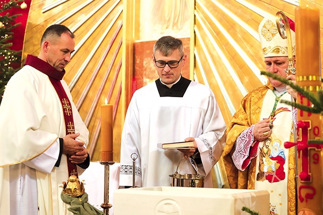 Biskup Piotr i ks. Zygmunt Mizia podczas uroczystego obrzędu.