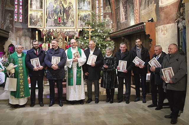 Laureaci medalu św. Stanisława w starobielskim kościele.