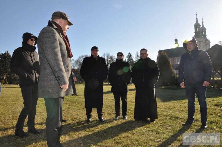  Przygotowania do koronacji obrazu Matki Bożej Ozdoby Paradyża 