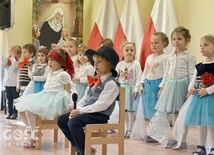 Dzieci w czasie przedstawienie przygotowanego z okazji Dnia Babci i Dziadka.