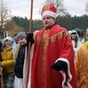 A ks. Hubert Mróz szedł jako prawdziwy św. Mikołaj, czyli biskup z Miry.