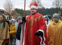 A ks. Hubert Mróz szedł jako prawdziwy św. Mikołaj, czyli biskup z Miry.