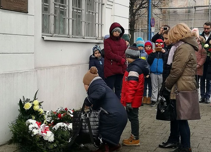 W Kutnie kwiaty złożono pod pamiątkowymi  tablicami.