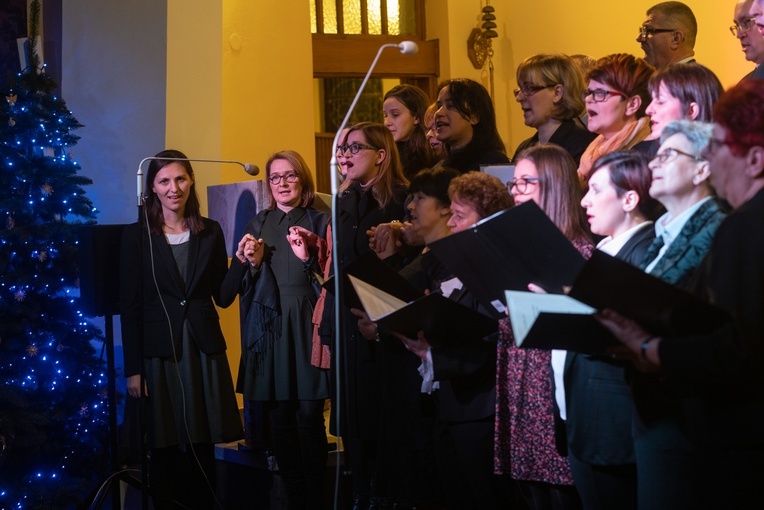 Koncert kolęd w wykonaniu chóru parafialnego.