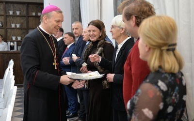 Uczestnicy przełamali się opłatkiem.