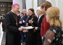 Uczestnicy przełamali się opłatkiem.