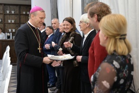 Uczestnicy przełamali się opłatkiem.