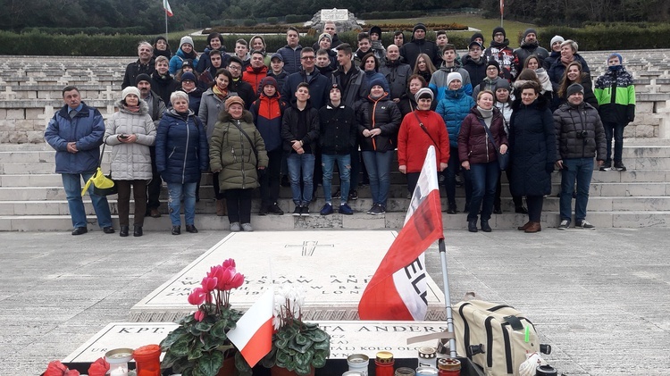 Z rodzicami i ks. Jerzym Ciećko na Monte Casino. 