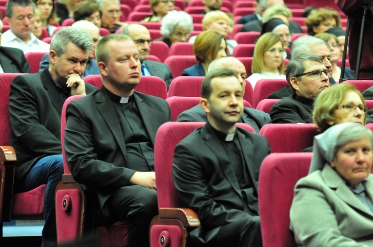 Abp Budzik otrzymał doktorat naukowy na UP
