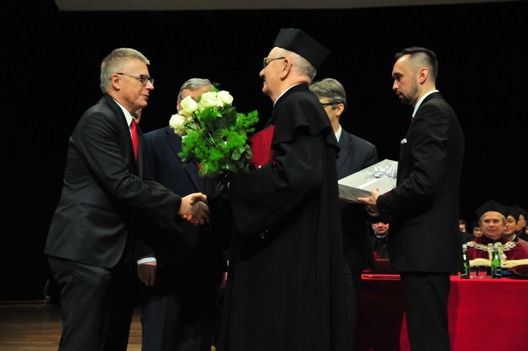 Abp Budzik otrzymał doktorat naukowy na UP