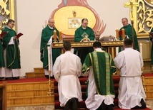 Mszę św. celebrowali księża (od lewej): Jacek Wieczorek, Jacek Mizak, Jarosław Wojtkun, Stanisław Piekielnik, Zbigniew Niemirski, Grzegorz Tęcza.