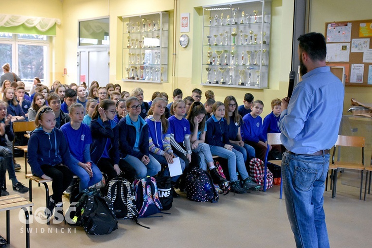 Świetlica wypełniona młodzieżą na spotkaniu z przedstawicielem Open Doors.