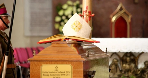 Trumna bp. Stefanka w katedrze łomżyńskiej.