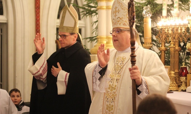 Biskupi M. Milewski i M. Karol Babi udzielili wspólnie błogosławieństwa.
