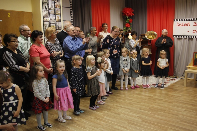 Sochaczew. Dzień Babci i Dziadka w Przedszkolu Świętych Aniołów Stróżów